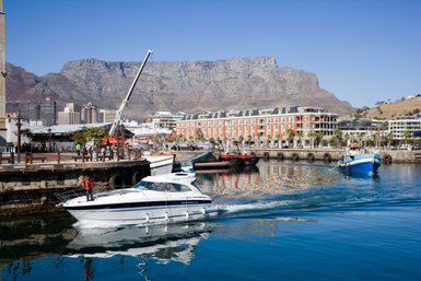 Die V&A Waterfront mit Tafelberg im Hintergrund – Garden Route Reise mit Kindern