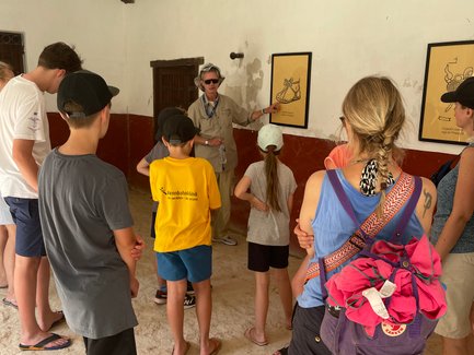 Guide erläutert interessierten Familien die Herstellung von Sisal auf der Hacienda Sotuta de Peón – Mexiko Familienreise
