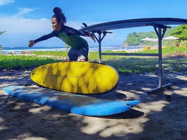 Surflehrer gibt Surfkurs in Costa Rica – Costa Rica Familienreise
