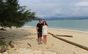 Geschwister posieren für ein Foto am Strand – Malaysia & Borneo Familienreise