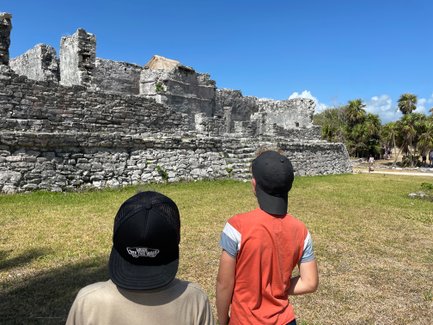 Kinder entdecken die historischen Ruinen von Tulum – Mexiko Familienreise