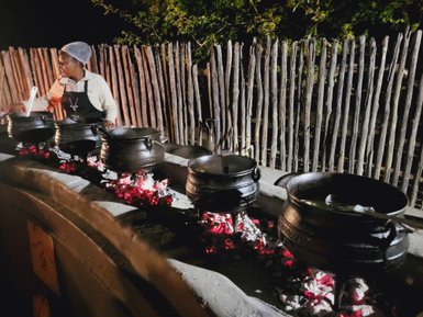 Über offenem Feuer wird traditionelles südafrikanisches Essen frisch zubereitet – Südafrika Familienreise
