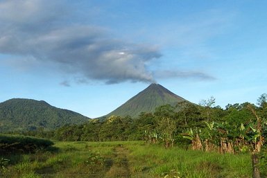 Majestätischer Blick auf den Vulkan Arenal und die grüne Landschaft – Costa Rica Familienreise