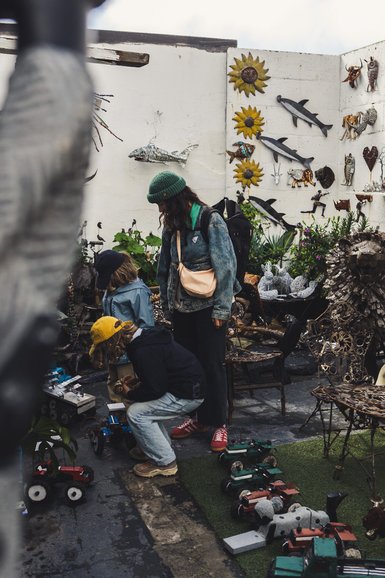 Familie wählt Souvenirs in einem Laden in Kapstadt – Südafrika mit Kindern