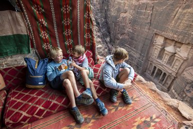 Jungs schauen auf die Fassade des Schatzhauses von Petra - Jordanien Reise mit Kindern
