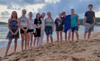 Teenager-Gruppe genießt gemeinsam die Zeit am Strand – Sri Lanka Familienreise