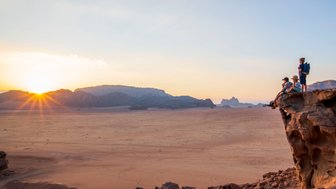 Sonnenuntergang im Wadi Rum mit Kindern - Jordanien mit Kindern
