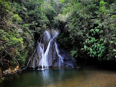 Naturerlebnis am Gudong-Wasserfall in der Nähe von Guilin – China Familienreise