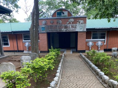 Pfad durch das Gelände des Elephant Transit Home im Udawalawe Nationalpark – Sri Lanka Familienreise