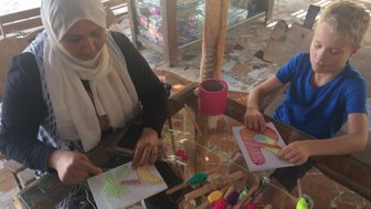 Kind und Frau beim kreativen Gestalten – Ägypten Reise mit Kindern