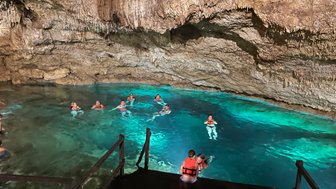 Familie schwimmt gemeinsam in der Cenote der Hacienda Sotuta de Peón – Mexiko Familienreise
