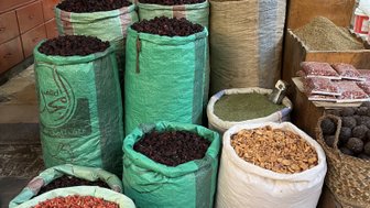 Leckere Gewürze und Datteln auf dem Souk in Luxor - Ägypten Reise mit Kindern