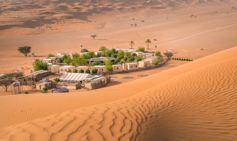 Zeltcamp mit Palmen mitten in der Wahiba-Wüste – Oman Reise mit Kindern