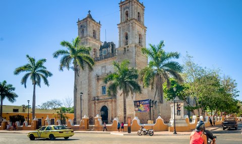 Kolonialgebäude und Straßen im Zentrum von Valladolid – Mexiko mit Kindern