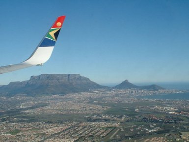 Luftaufnahme von Kapstadt mit Blick auf den Tafelberg – Familienreise Garden Route