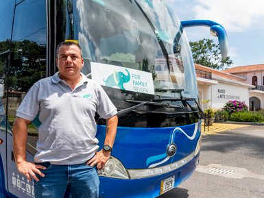 Reiseleiter am Bus von For Family Reisen – Costa Rica Familienreise