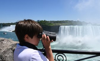 Junge mit Fernglas bei Niagarafällen - Ostkanada mit Kindern