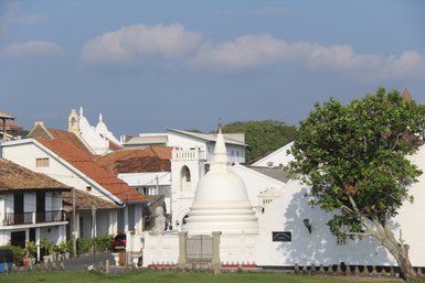 Der weiße Sri Sudharmalaya Tempel im Galle Fort – Sri Lanka Reise mit Kindern