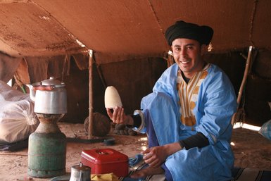 Beduine präsentiert Zucker für den marokkanischen Tee in einem Zelt in der Sahara – Marokko mit Kindern