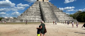 Mutter und Kind bestaunen gemeinsam die Pyramide von Chichén Itzá – Mexiko Reise mit Kindern