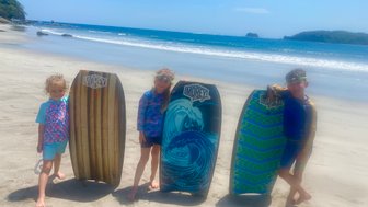 Kinder bereiten sich mit Surfbrettern am Nammbu Beach in Puerto Carrillo vor – Costa Rica Familienreise
