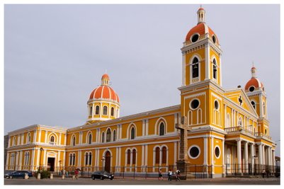 Fassade der Kathedrale von Granada unter blauem Himmel – Nicaragua Reise mit Kindern