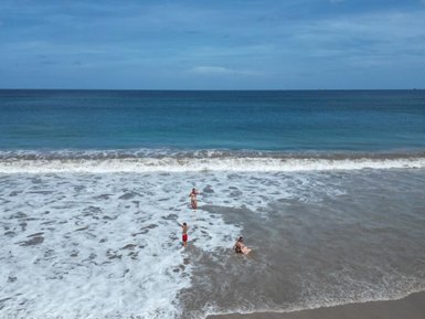 Kinder genießen das Baden am Strand von Potrero an der Nordpazifikküste – Costa Rica Reise mit Kindern