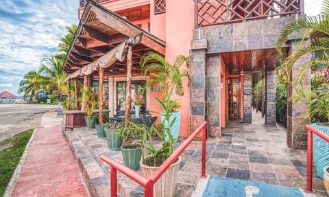 Die Außenansicht des Hotel Palma Royale zeigt eine einladende Fassade mit tropischen Pflanzen und einem barrierefreien Zugang.