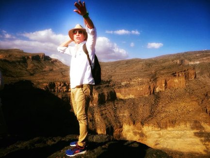 Reiseleiter gibt Erklärungen während einer Familienreise im Oman – Oman mit Kindern