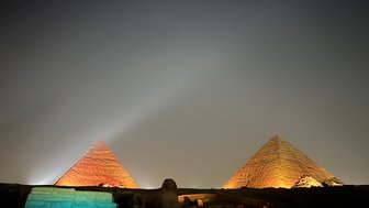 Die Pyramiden von Gizeh in Beleuchtung bei Nacht – Ägypten Reise mit Kindern