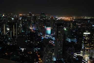 Beeindruckende nächtliche Ansicht der beleuchteten Stadt Bangkok – Thailand mit Kindern