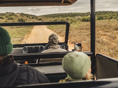 Familie im Jeep bei einer Safari im Addo - Südafrika mit Kindern