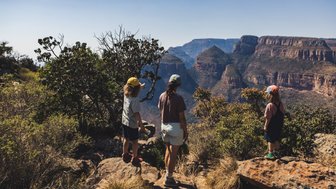 Familie genießt die Aussicht auf die Three Rondavels – Südafrika Familienreise