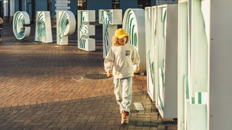 Kind steht vor dem „Cape Town“-Schild – Südafrika Familienreise