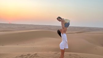Zwei Schwestern in der Wüste von Oman – Oman mit Kindern