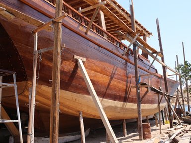 Detailansicht der traditionellen Dhau-Werft in Sur im Oman – Oman Familienreise