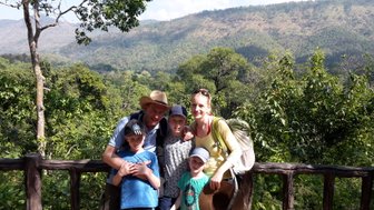 Foto von 5-köpfiger Familie im Khao Sok Nationalpark - Thailand Familienreise