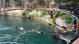 Ein Kind springt mit Freude in die Cenote Xcanche bei Ek Balam – Mexiko mit Kindern