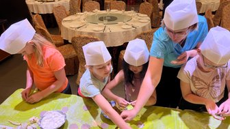 Kinder formen traditionelle Jiaozi – China Reise mit Kindern