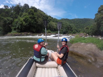 Zwei Frauen paddeln gemeinsam im Raftingboot auf dem Kelani-Fluss – Sri Lanka Reise mit Kindern