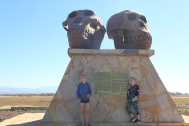 Kinder erkunden die beeindruckende Olduvai-Schlucht – Tansania mit Kindern
