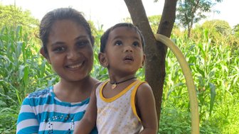 Einheimische Frau mit ihrem Kind auf der Ritigala Farm – Sri Lanka Familienreise