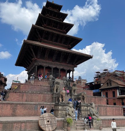 Der Nyatapola-Tempel in Bhaktapur erhebt sich majestätisch mit fünf Stockwerken unter einem strahlend blauen Himmel.
