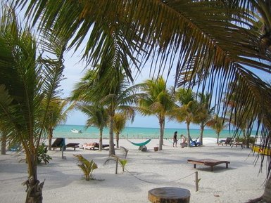 Palmen säumen den weißen Sandstrand von Holbox – Mexiko Familienreise