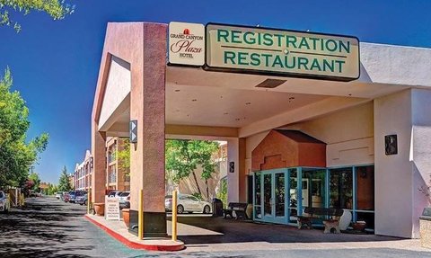Der Eingangsbereich des Grand Canyon Plaza Hotels zeigt eine einladende Atmosphäre mit einem klaren blauen Himmel.