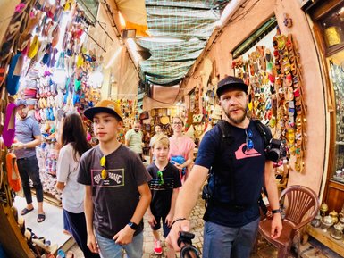 Familie schlendert durch die Gassen des traditionellen Souks in Marrakesch – Marokko Reise mit Kindern