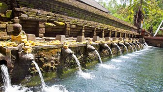 Heiligen Pura Tirta Empul Tempel mit seinen heiligen Quellen – Bali Reise mit Kindern