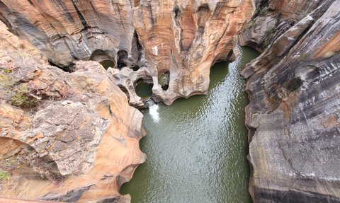 Blick von oben auf die spektakulären Wasserbecken der Bourke’s Luck Potholes – Südafrika Familienreise