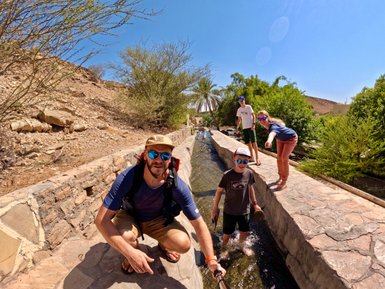 Familie macht Selfie im Dorf Birkat Al Mauz – Oman Reise mit Kindern