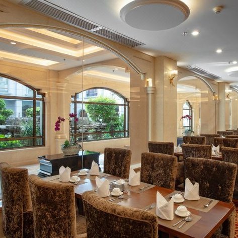 Elegantes Restaurant im Guilin Bravo Hotel mit gedeckten Tischen – Rundreise China mit Kindern